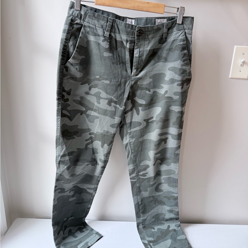 GAP women’s Camouflage Pants size 6
